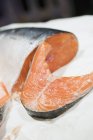 Saumon frais tranché sur glace — Photo de stock