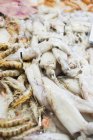 Сырая каракатица и креветки на продажу — стоковое фото