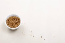 Bowl of mustard seeds — Stock Photo