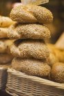 Хлібні рулети в кошиках — стокове фото
