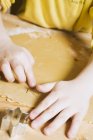 Вид крупным планом на ребенка, вырезающего печенье — стоковое фото