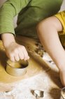 Обрезанный вид детей, вырезающих печенье — стоковое фото