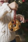 Ребенок держит пряничный хлеб — стоковое фото