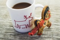 Gingerbread horse and cup — Stock Photo