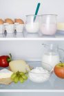 Холодильник наповнений продуктами — стокове фото