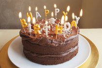 Pastel de cumpleaños de chocolate - foto de stock
