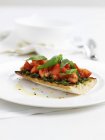Bruschetta mit Tomate und Basilikum auf weißem Teller — Stockfoto