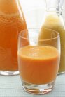 Свежевыжатый морковь и апельсиновый сок — стоковое фото
