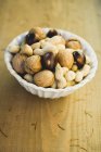 Волоські горіхи, каштани та арахіс — стокове фото