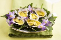 Huîtres au gratin sur assiette — Photo de stock