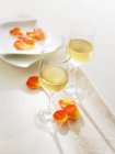 Келихи білого вина на столі — стокове фото
