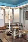 Panelas de cozinha diferentes em um fogão em uma cozinha — Fotografia de Stock