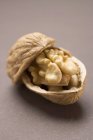 Відкрилося грецький горіх у шкаралупі — стокове фото