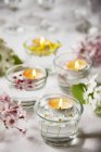 Erhöhte Ansicht des mit Blumen und Teelichtern dekorierten Tisches — Stockfoto