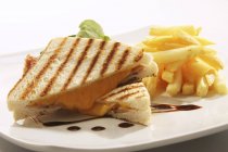 Sandwich au fromage et jambon aux frites — Photo de stock