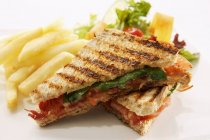 Sandwich de queso y tomate con papas fritas - foto de stock
