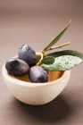 Olive nere in vaso di terracotta — Foto stock