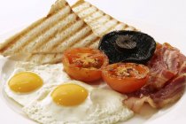 Англійський сніданок з смаженим яйцем — стокове фото
