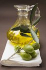 Alfombra de olivo con aceitunas verdes - foto de stock