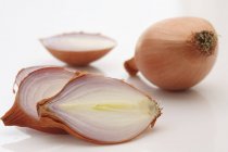 Onions, whole and sliced — Stock Photo