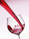 Vin rouge versant — Photo de stock