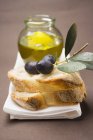 Rametto di ulivo con olive nere — Foto stock