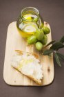 Alfombra de olivo con aceitunas verdes - foto de stock