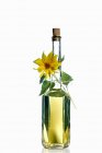 Nahaufnahme einer Flasche Sonnenblumenöl — Stockfoto