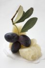 Черные оливки на веточке — стоковое фото
