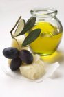 Parmesano y aceite de oliva - foto de stock