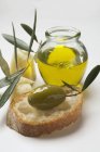 Grüne Olive mit Zweig — Stockfoto