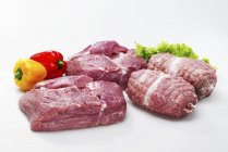 Carne de porco e escalopes laminados crus — Fotografia de Stock