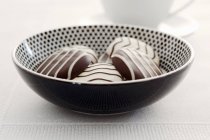 Шоколадное печенье в керамической тарелке — стоковое фото