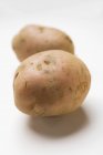 Duas batatas vermelhas cruas — Fotografia de Stock