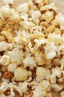 Popcorn su carta da forno — Foto stock