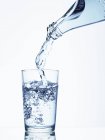 Einschenken von Mineralwasser — Stockfoto