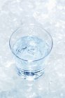 Verre d'eau avec glace — Photo de stock