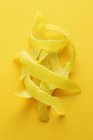 Cáscara de limón amarillo - foto de stock