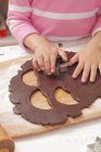 Nahaufnahme eines Kindes, das Kekse ausschneidet — Stockfoto