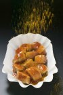 Сосиски из карривурста с кетчупом и порошком карри — стоковое фото