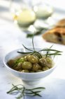 Aceitunas verdes en aceite de oliva - foto de stock