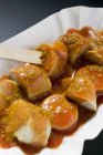 Salsicce al currywurst con ketchup e curry in polvere — Foto stock