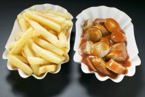 Saucisse au ketchup et chips — Photo de stock