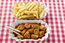 Колбаса с кетчупом и чипсами — стоковое фото
