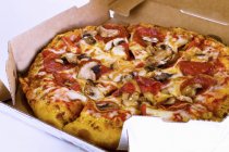 Pizza con funghi e salame piccante — Foto stock