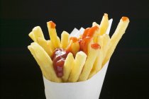 Смажені чіпси з кетчупом — стокове фото