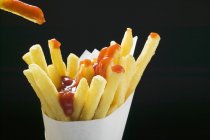 Batatas fritas com ketchup — Fotografia de Stock