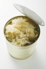 Sauerkraut in Metalldose auf weißem Hintergrund — Stockfoto