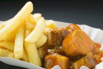Currywurst mit Ketchup und Currypuder — Stockfoto