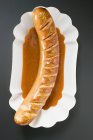 Salsicha Currywurst com ketchup e curry em pó — Fotografia de Stock